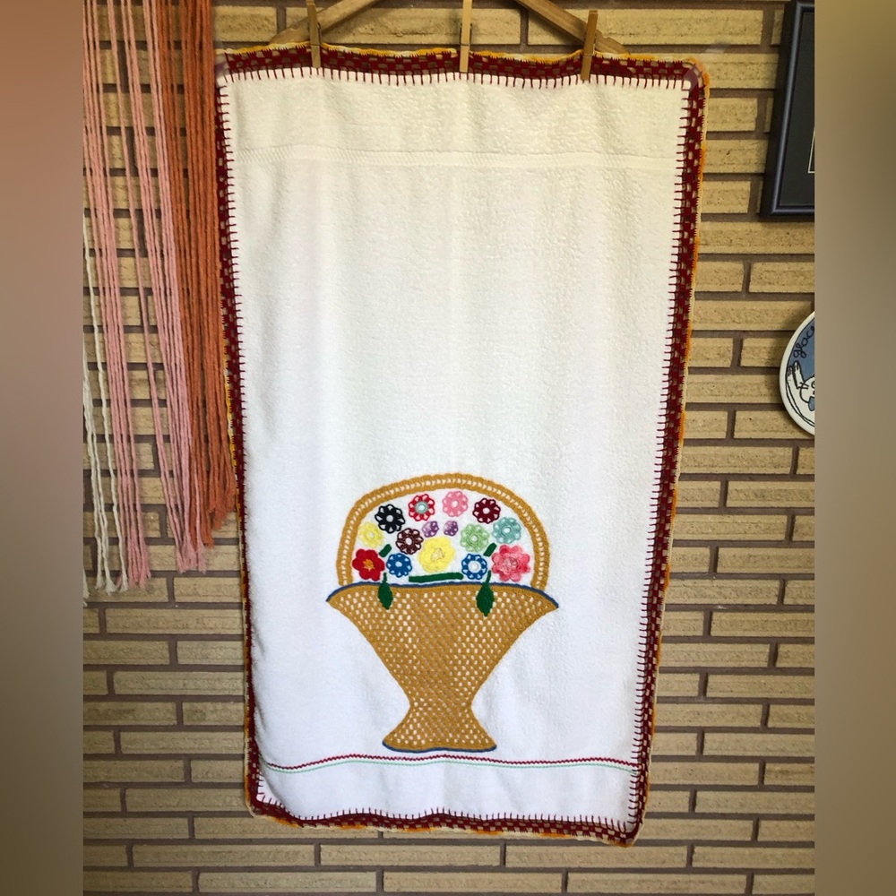 80's Floral Embroidered Bath Towel - Beach Towel - Granny Chic - Bathroom